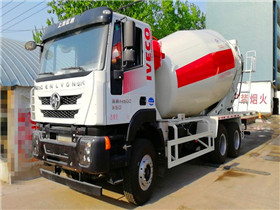 紅巖杰獅14方攪拌車發(fā)車圖片