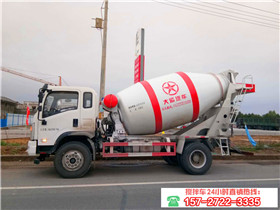 新疆余弟兄前后提二臺(tái)大運(yùn)7方攪拌車