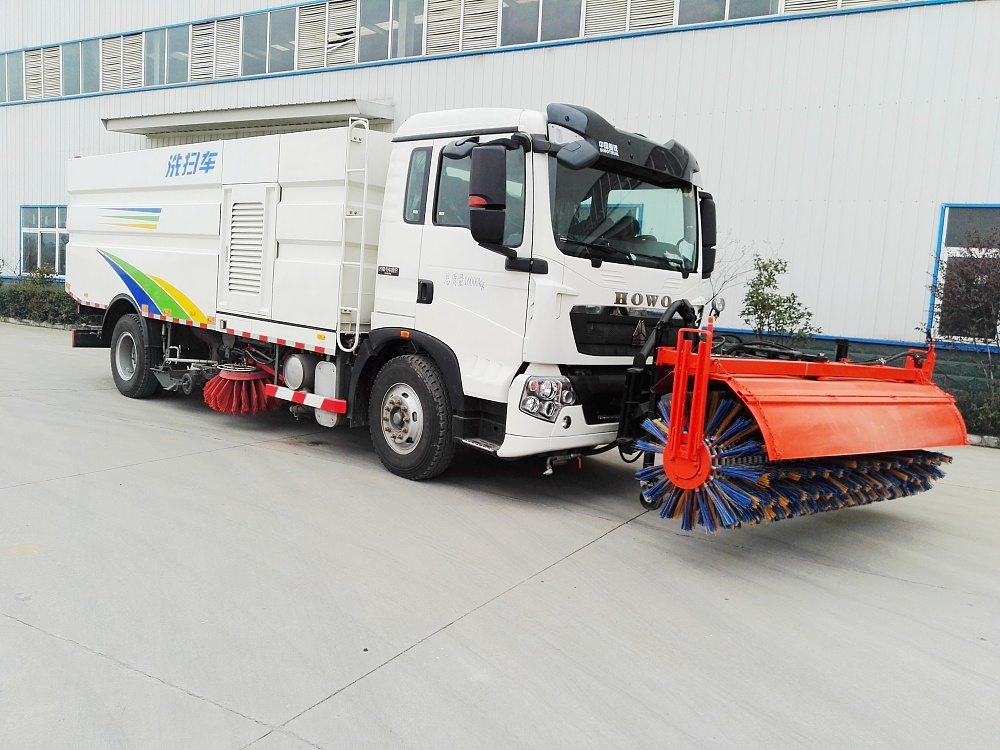 重汽豪沃洗掃車(chē)加裝滾掃除雪設(shè)備